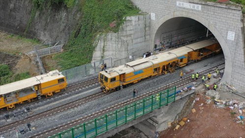 全球连线 中国重型铁路养护机械出口印度