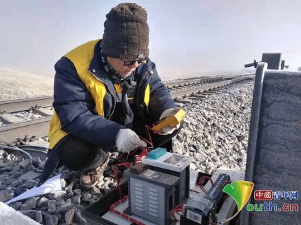 冬日里,海拔4800米的一次检修让铁路设备安全 过冬